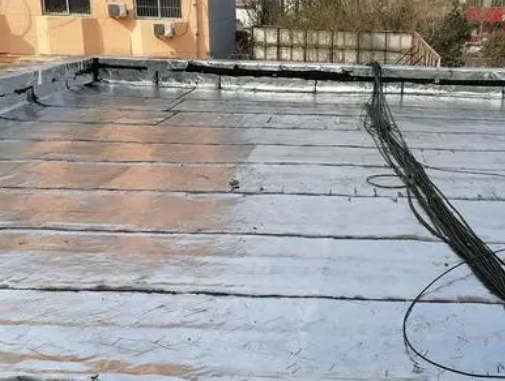 雨花台卫生间漏水维修公司分享下雨花台屋面楼顶防水刚性防水层施工要点。